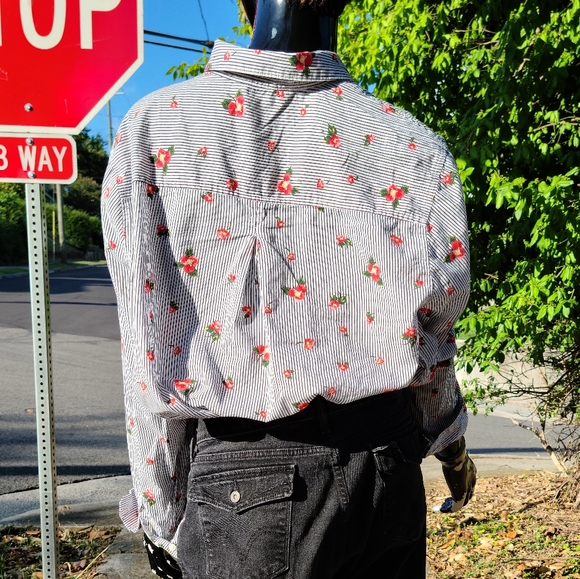 Old Navy Flower Stripe Classic Button Up - Picture 6 of 10